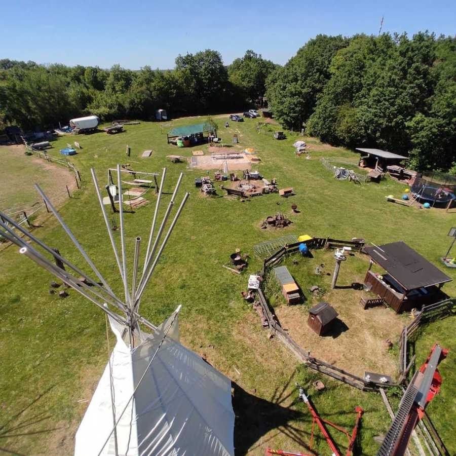 Luftaufnahme der Sonnenwiese mit Tipi, Roundpen und Feuerstelle