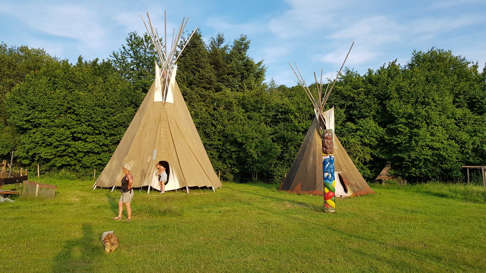 Zwei Tipis auf der Sonnenwiese in Hammersbach vor dem Waldrand